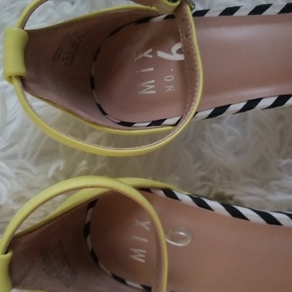 Mix No. 6 Yellow & Strip Heels Sz 7.5 - Picture 5 of 7